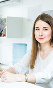 Freundliche Frau mit Notizblock